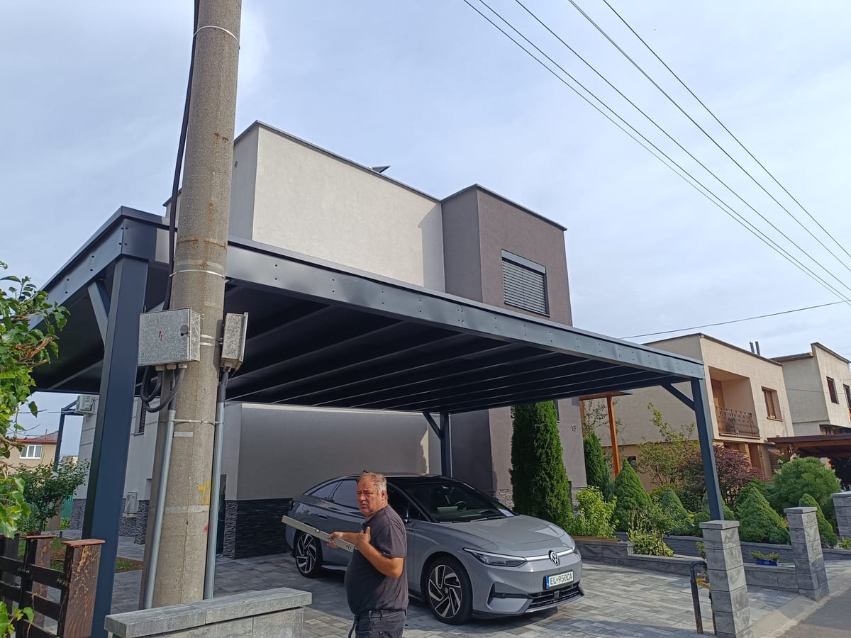 Oceľový prístrešok pre tri autá v antracitovej sivej – fotka 4