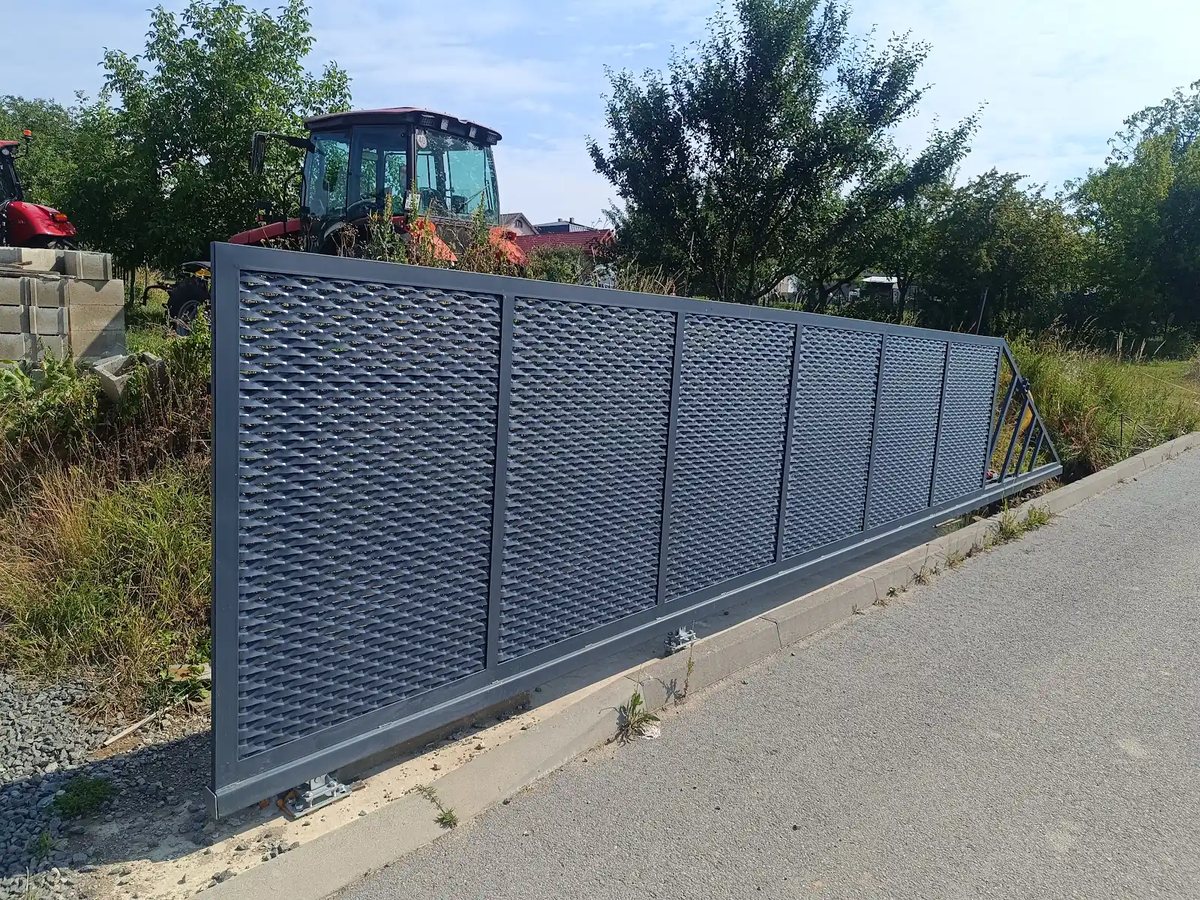 Osemmetrová oceľová posuvná brána s ťahokovom – fotka 2