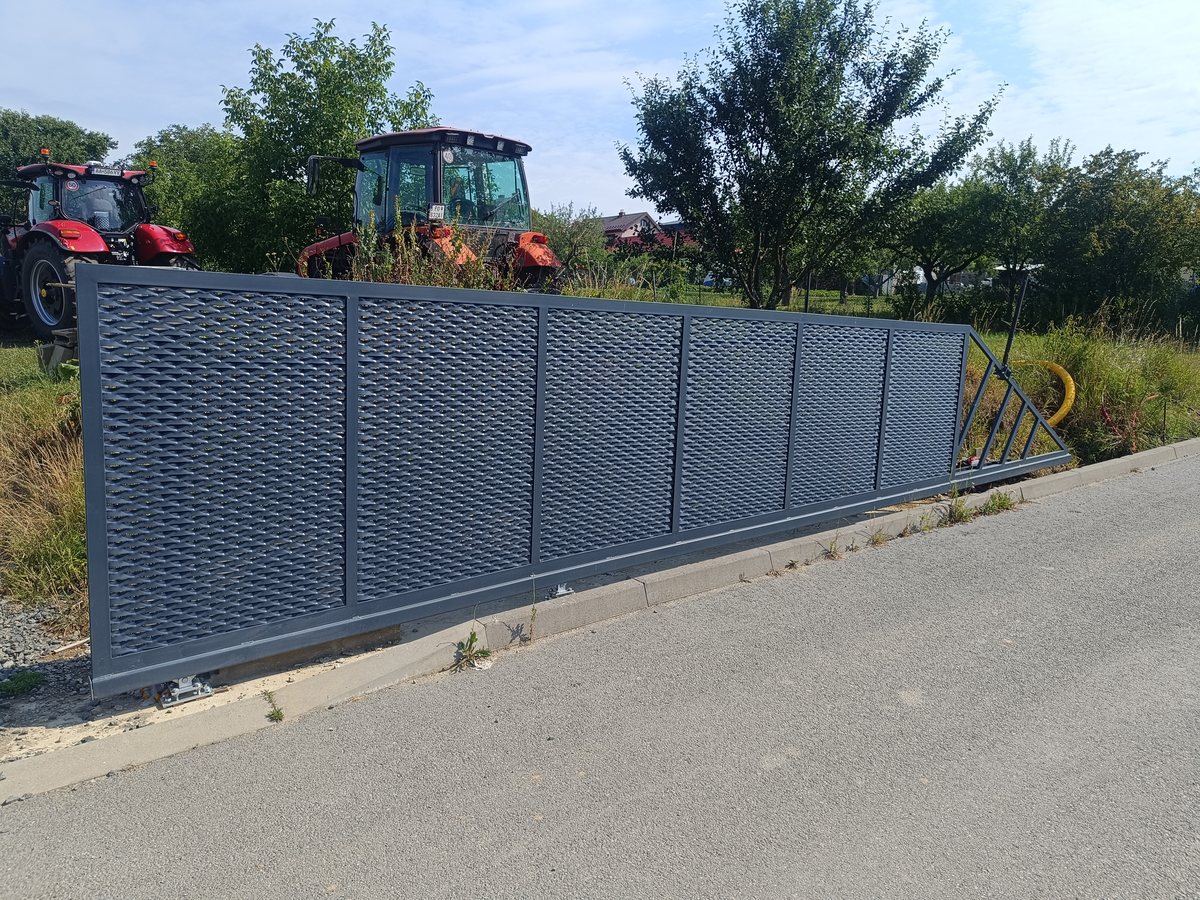 Osemmetrová oceľová posuvná brána s ťahokovom – fotka 3