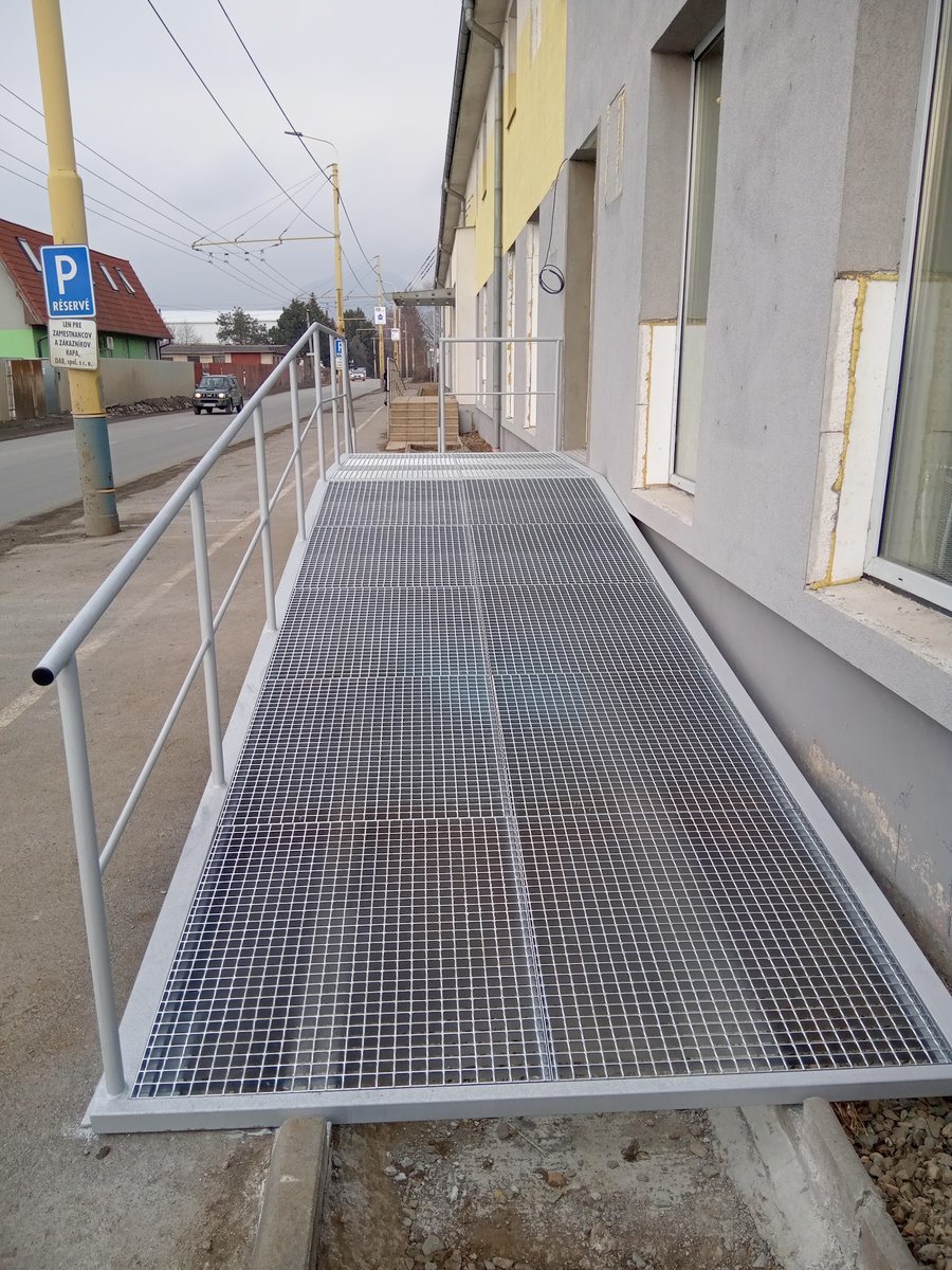 Oceľová prístupová rampa a schody do predajne – fotka 2