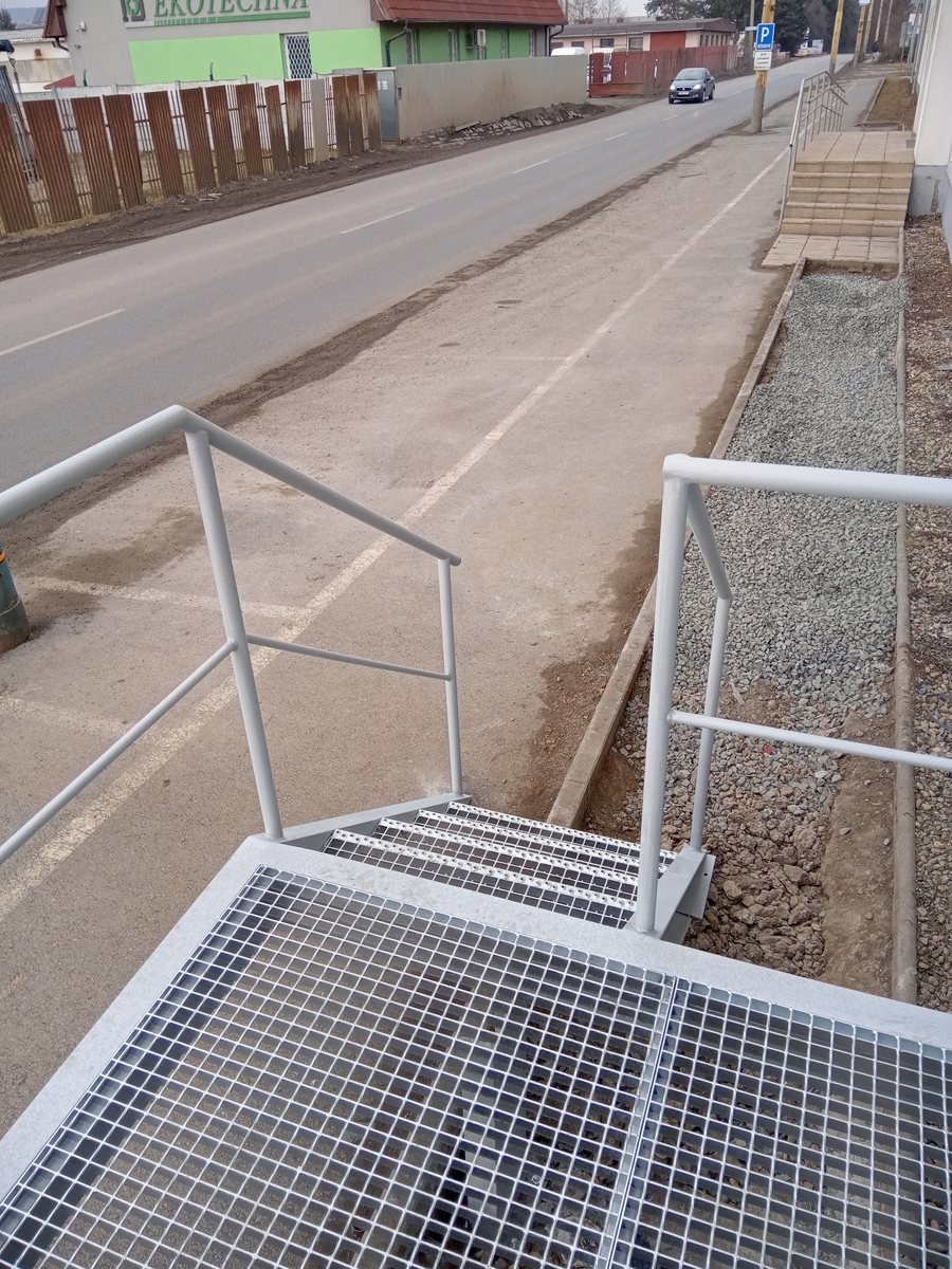 Oceľová prístupová rampa a schody do predajne – fotka 3