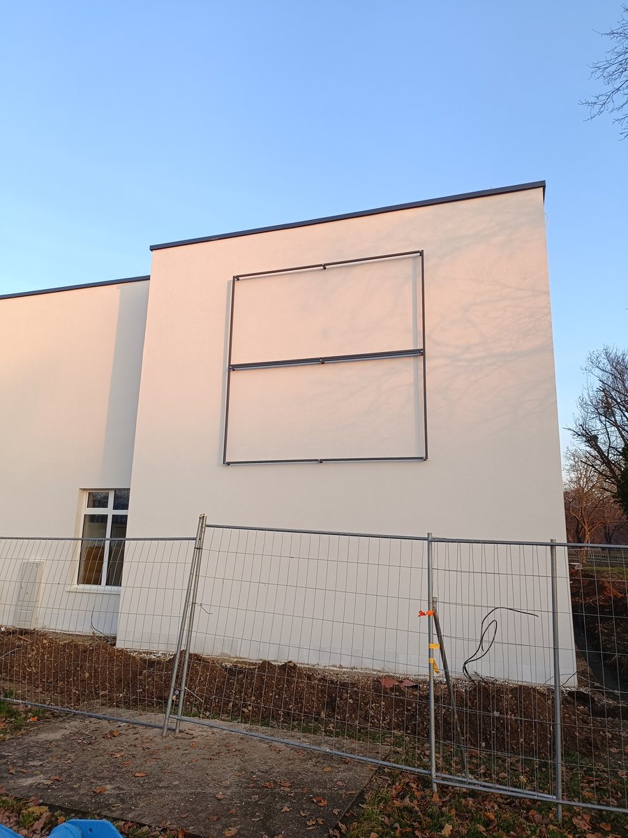 Rebrík, billboard a okenné mreže pre školu – fotka 4