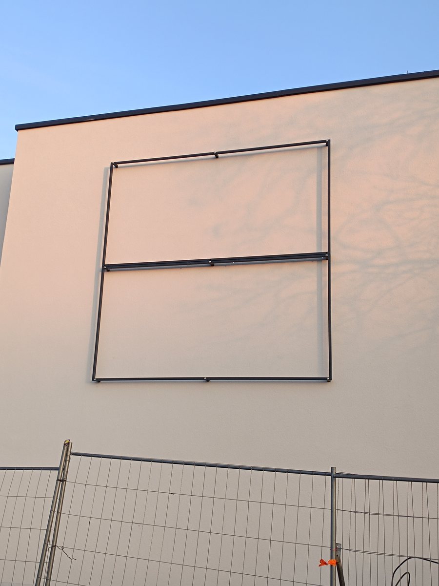 Rebrík, billboard a okenné mreže pre školu – fotka 5
