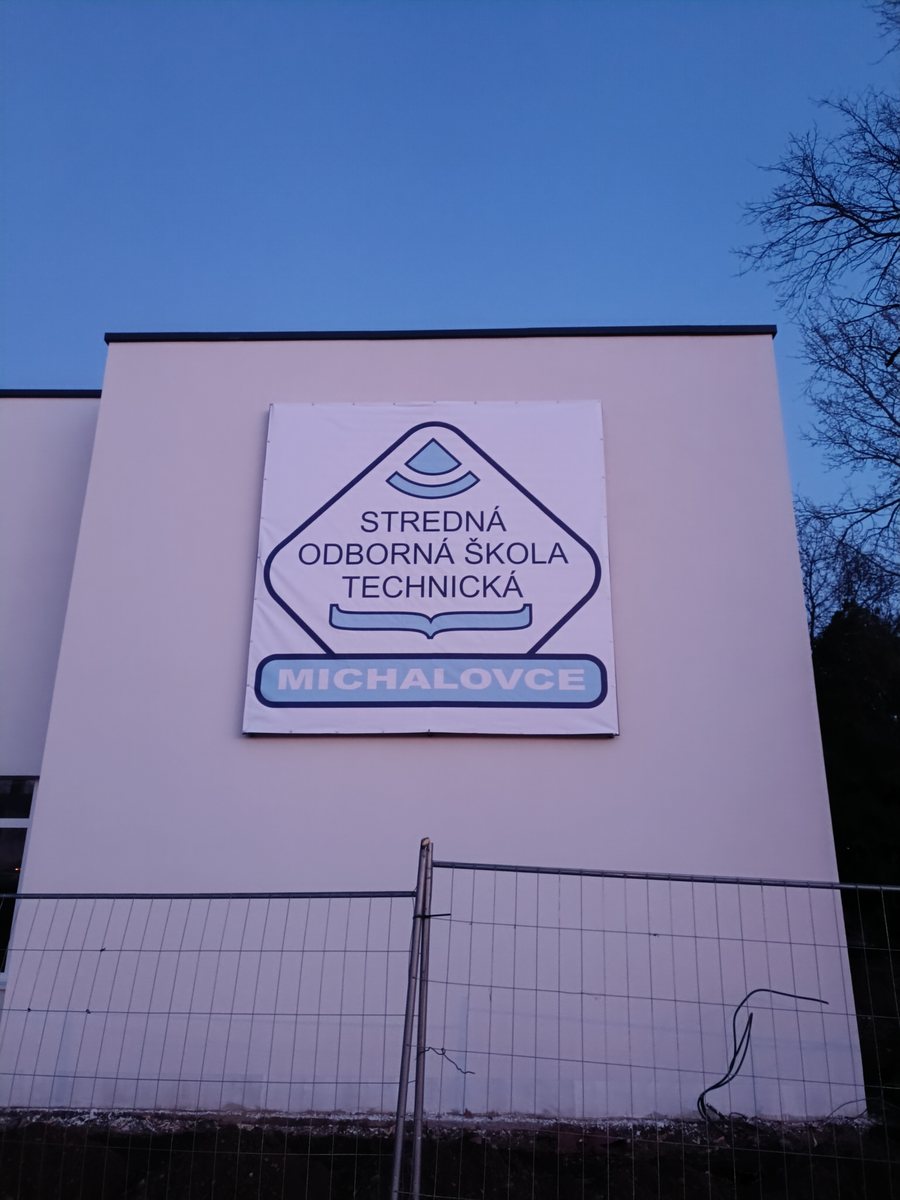 Rebrík, billboard a okenné mreže pre školu – fotka 6