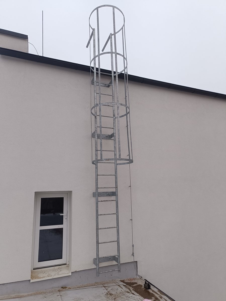 Rebrík, billboard a okenné mreže pre školu – fotka 7