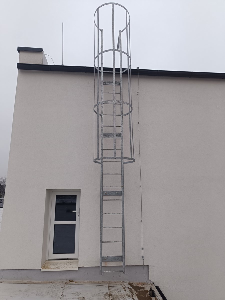 Rebrík, billboard a okenné mreže pre školu – fotka 8