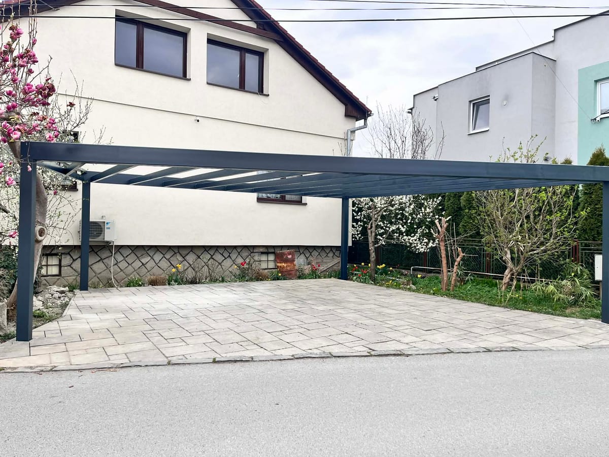 Veľkorozponový oceľový prístrešok pre tri autá – fotka 15