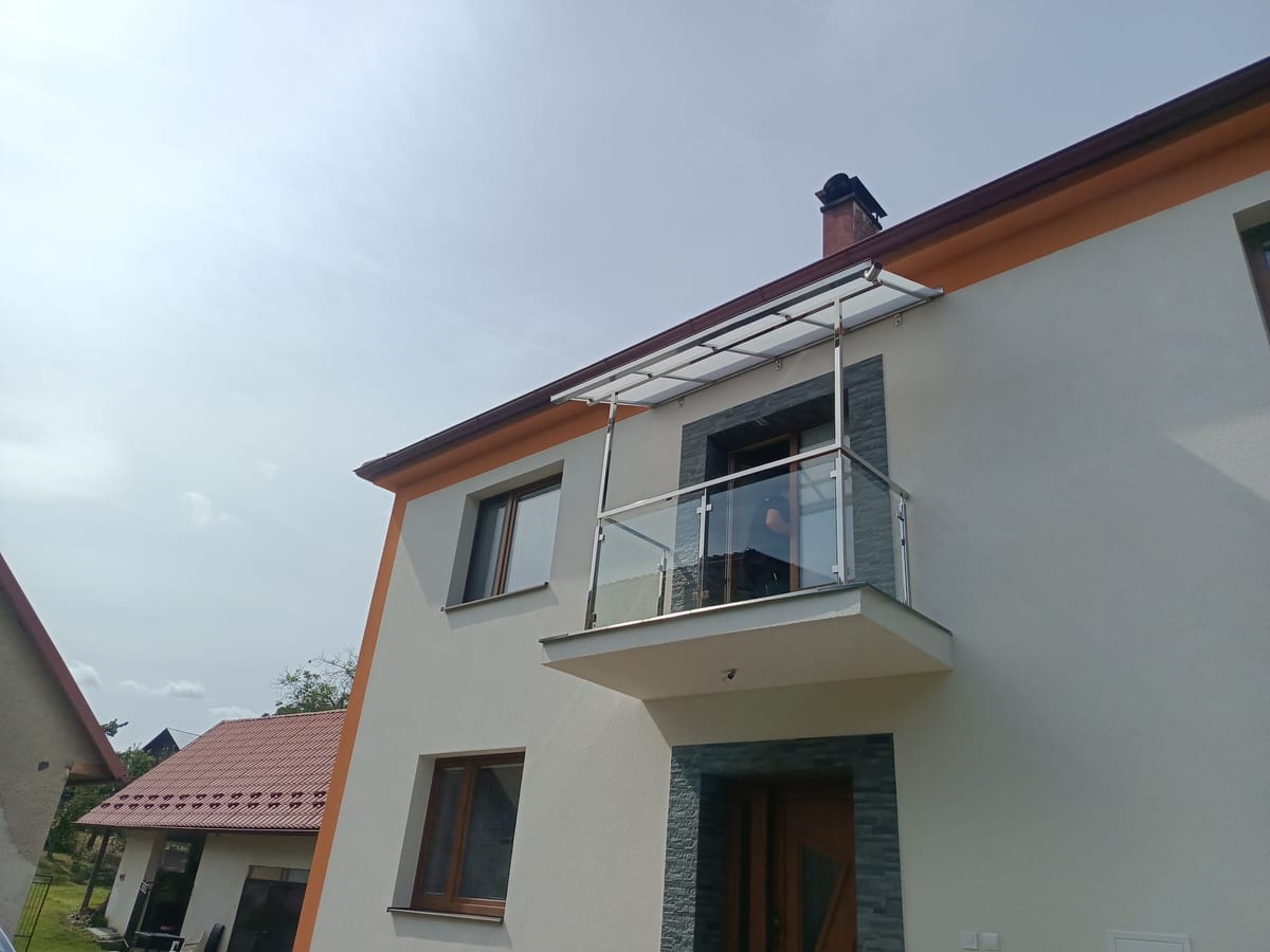 Nerezový prístrešok so skleneným zábradlím
