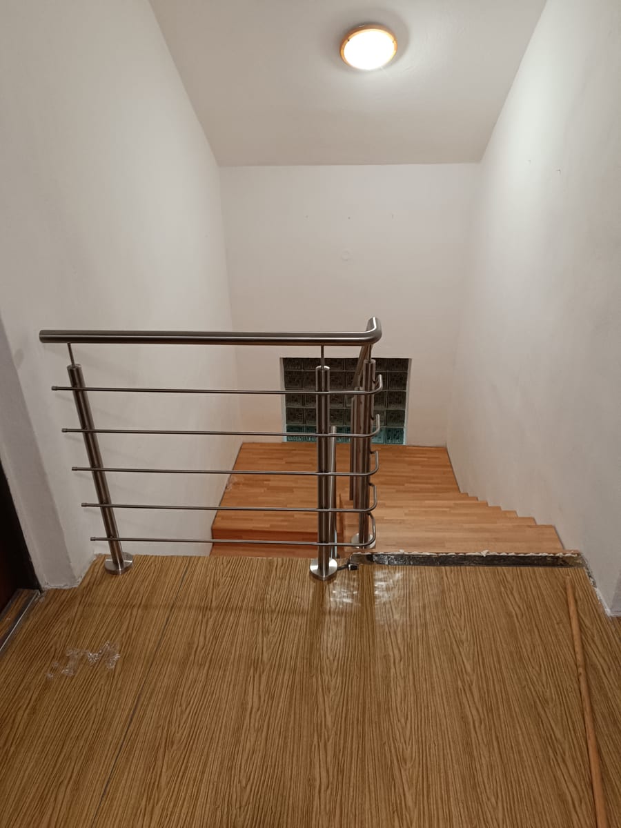 Nerezové interiérové schodiskové zábradlie – fotka 5