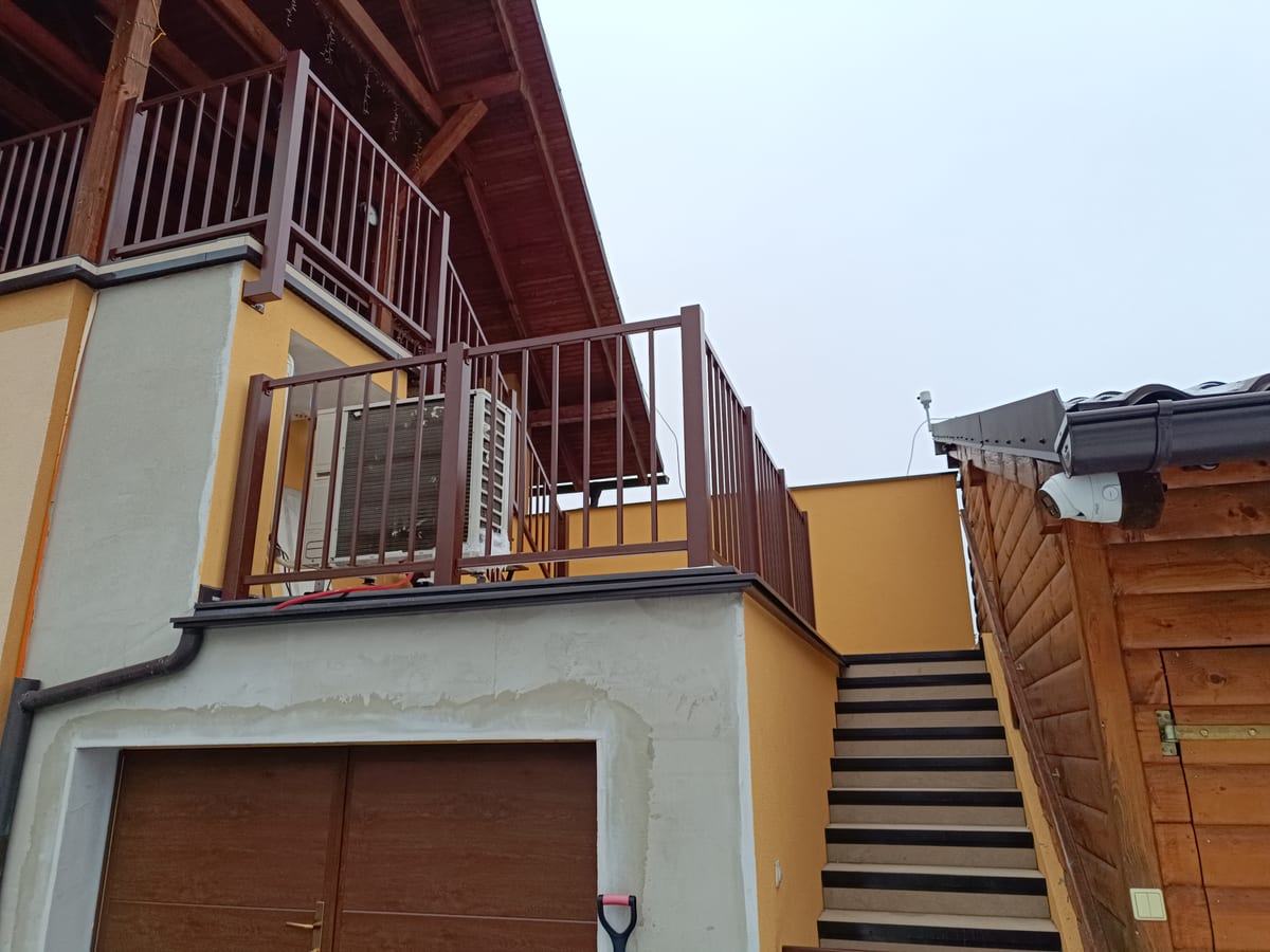 Exteriérové oceľové schodisko so zábradlím – fotka 3