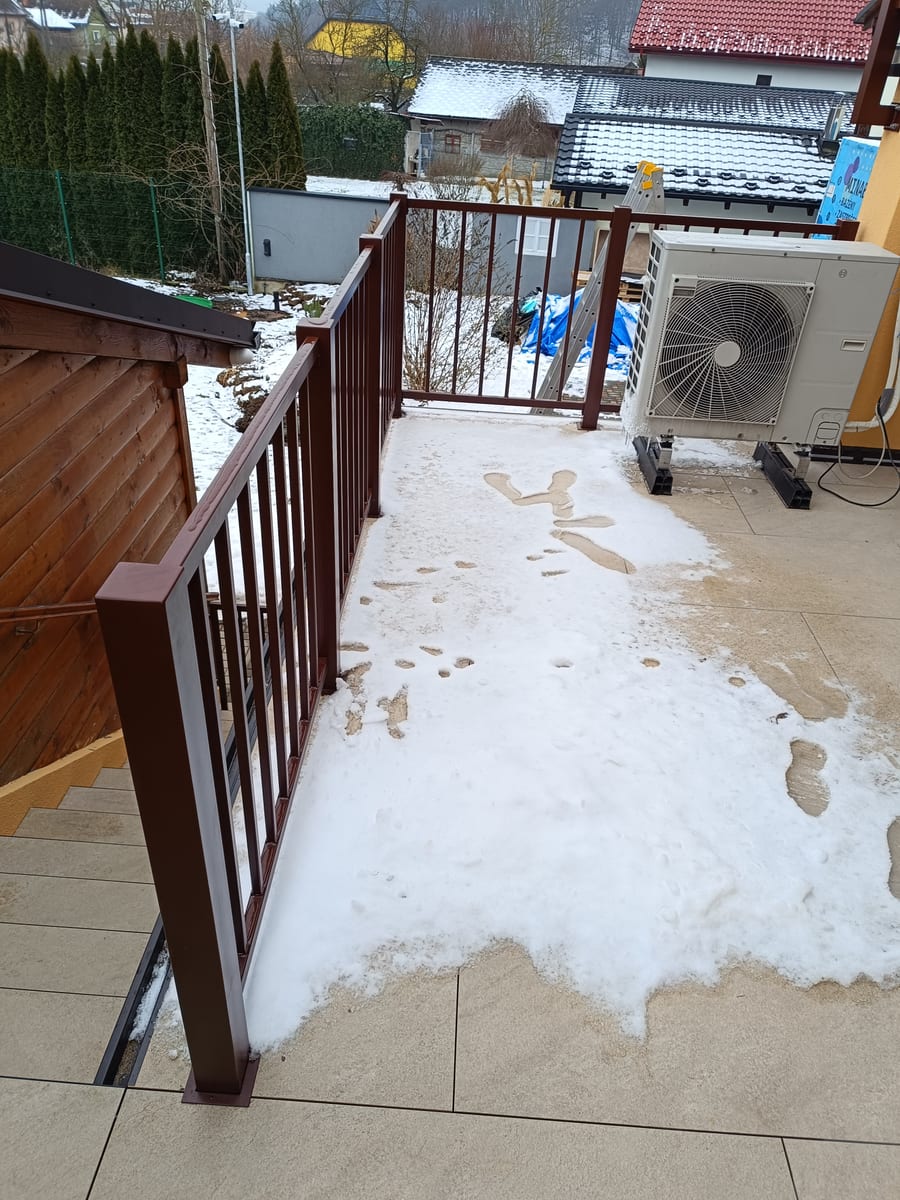 Exteriérové oceľové schodisko so zábradlím – fotka 7